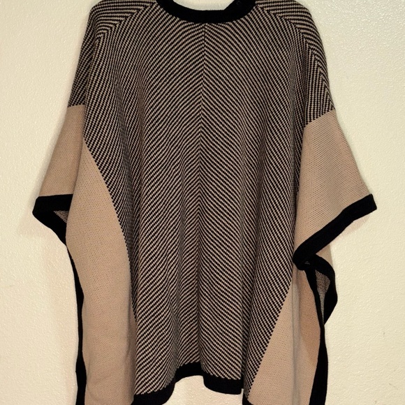 Anne Klein Black and Cream Zipper Poncho - Picture 5 of 7
